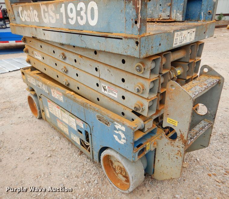 image for item DN0350 2005 Genie GS-1930  scissor lift