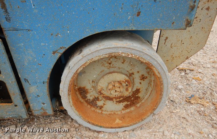 image for item DN0350 2005 Genie GS-1930  scissor lift