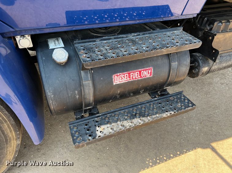 image for item DP4023 2005 International 4300  box truck