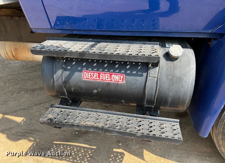 image for item DP4023 2005 International 4300  box truck