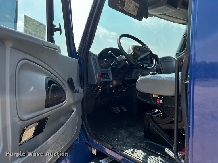 image for item DP4023 2005 International 4300  box truck