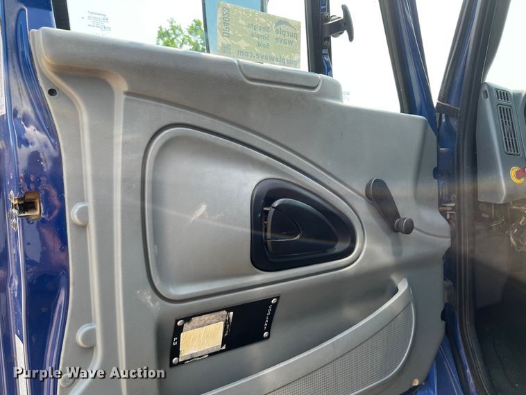 image for item DP4023 2005 International 4300  box truck