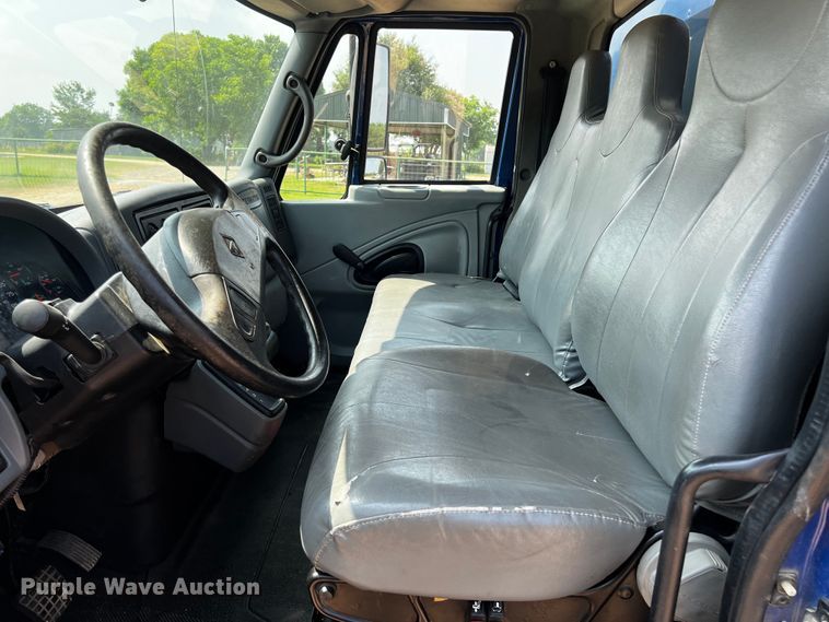 image for item DP4023 2005 International 4300  box truck