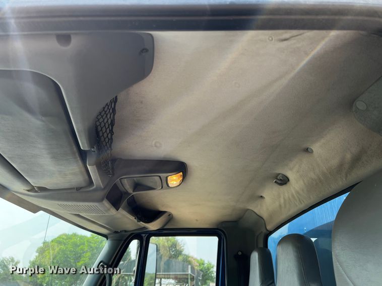 image for item DP4023 2005 International 4300  box truck