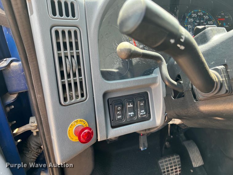 image for item DP4023 2005 International 4300  box truck