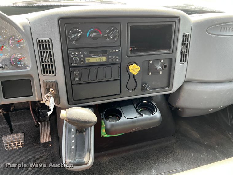 image for item DP4023 2005 International 4300  box truck