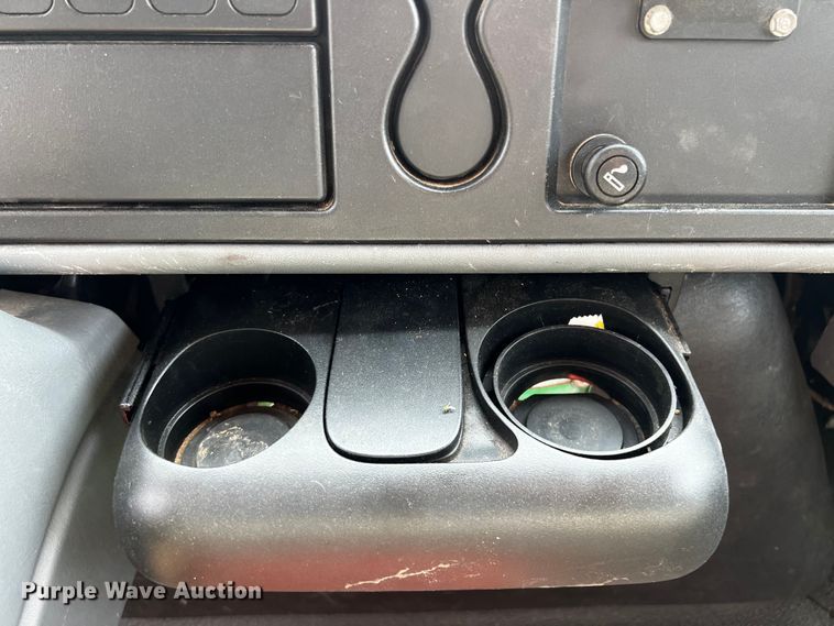 image for item DP4023 2005 International 4300  box truck