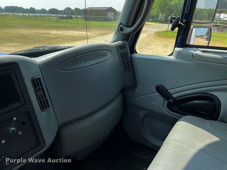 image for item DP4023 2005 International 4300  box truck