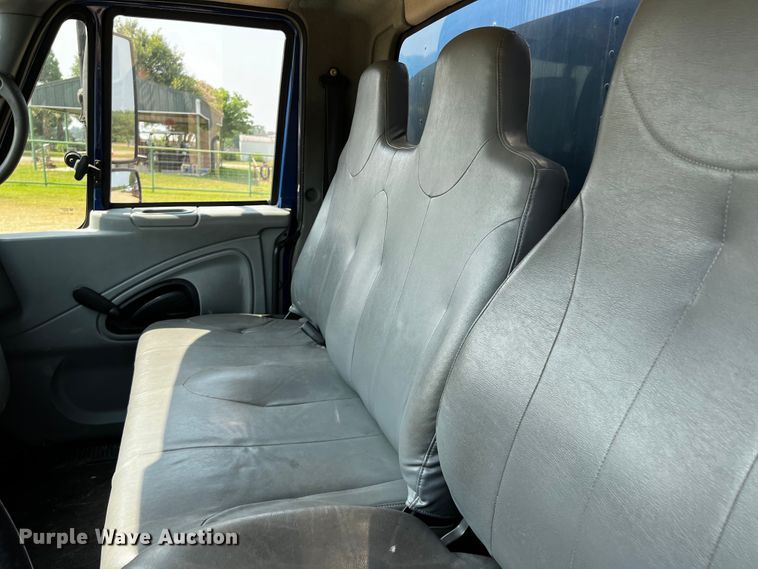 image for item DP4023 2005 International 4300  box truck