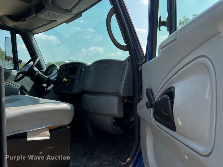 image for item DP4023 2005 International 4300  box truck