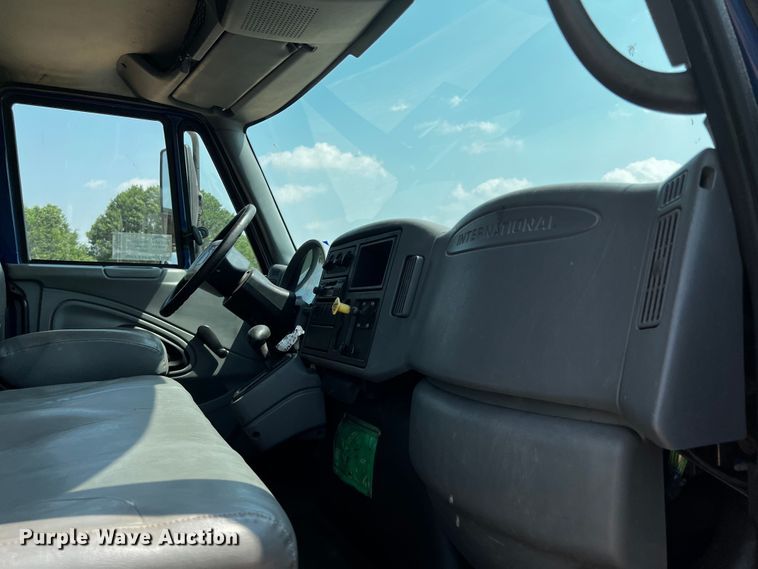 image for item DP4023 2005 International 4300  box truck