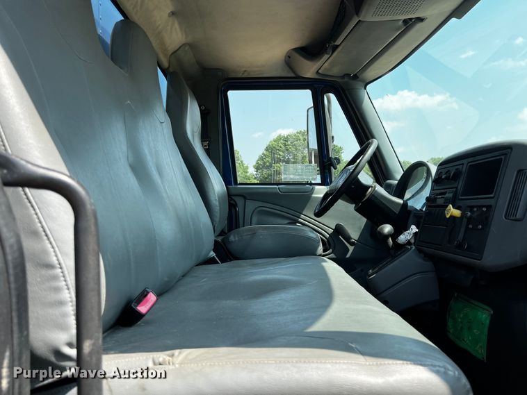 image for item DP4023 2005 International 4300  box truck