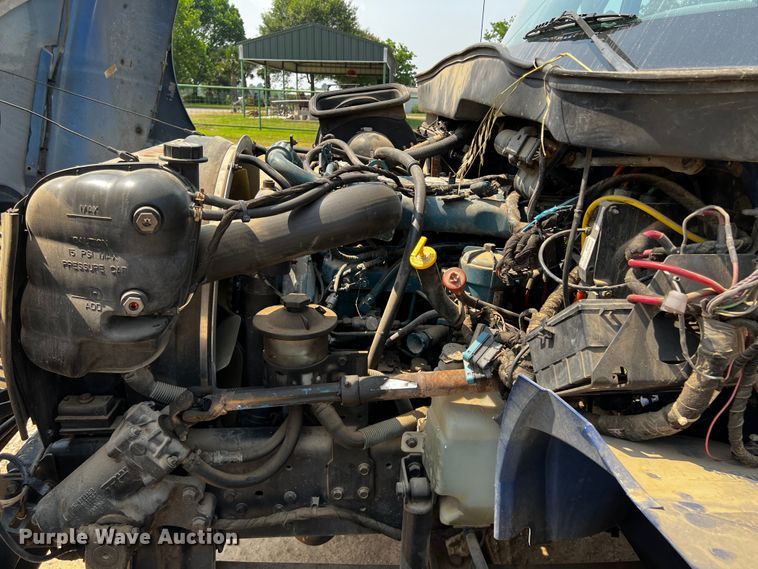 image for item DP4023 2005 International 4300  box truck