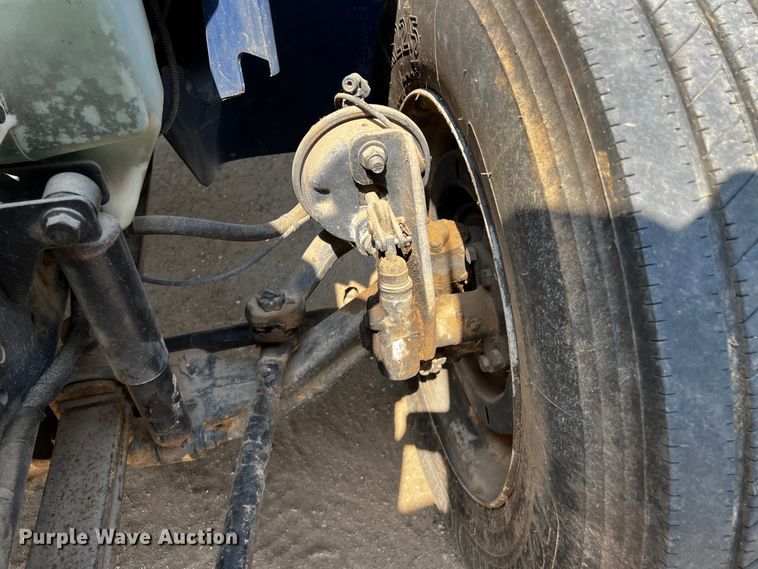 image for item DP4023 2005 International 4300  box truck