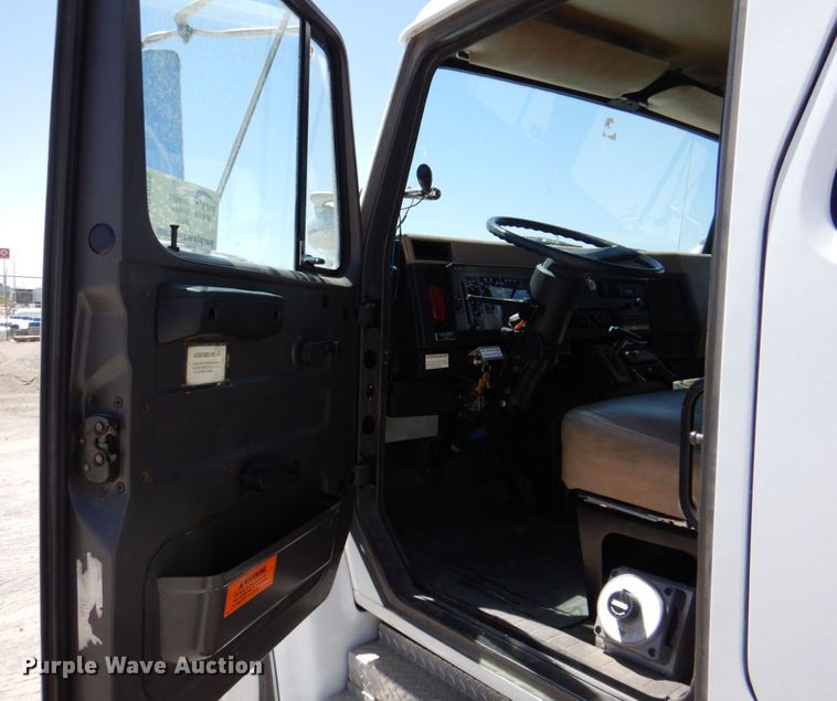 image for item DP4025 1994 International 4700  mobile command center truck