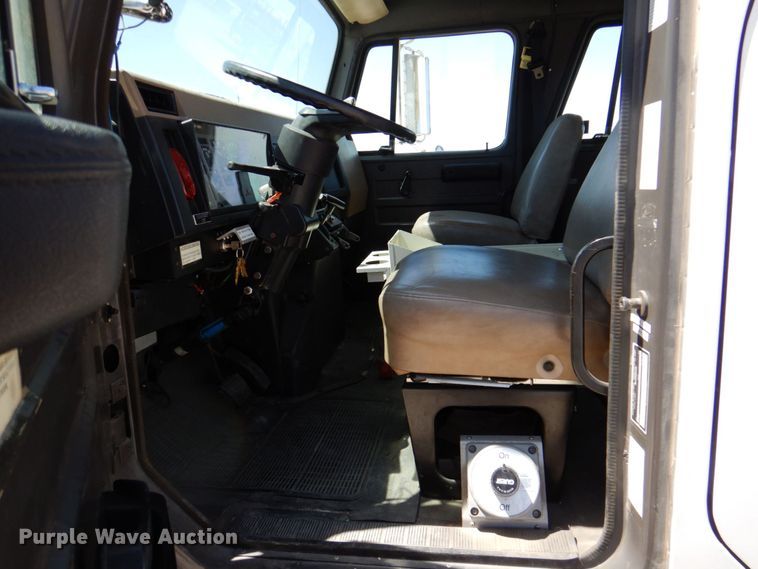 image for item DP4025 1994 International 4700  mobile command center truck