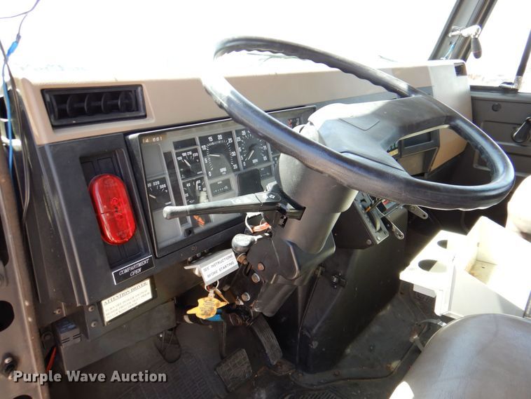 image for item DP4025 1994 International 4700  mobile command center truck