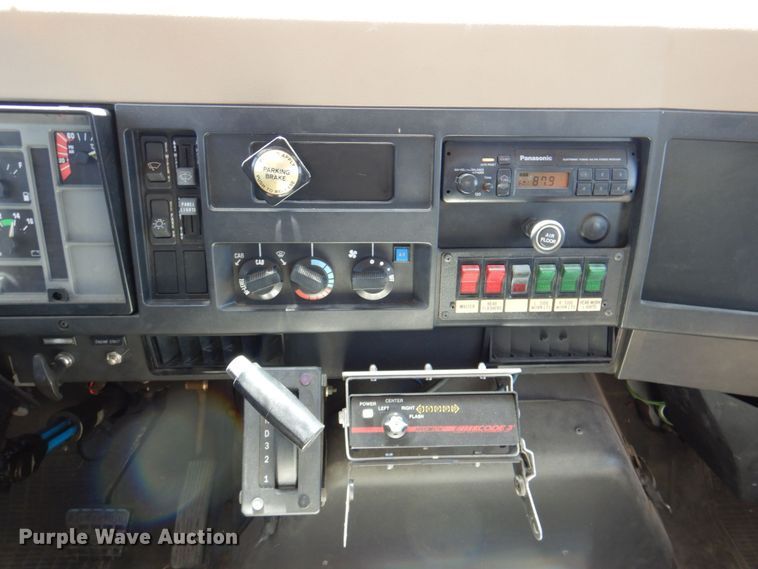 image for item DP4025 1994 International 4700  mobile command center truck