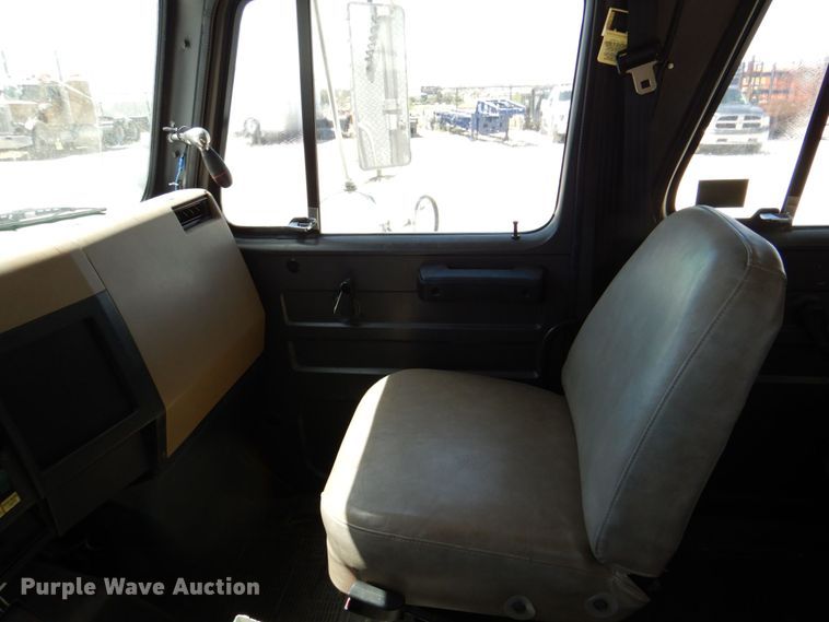 image for item DP4025 1994 International 4700  mobile command center truck