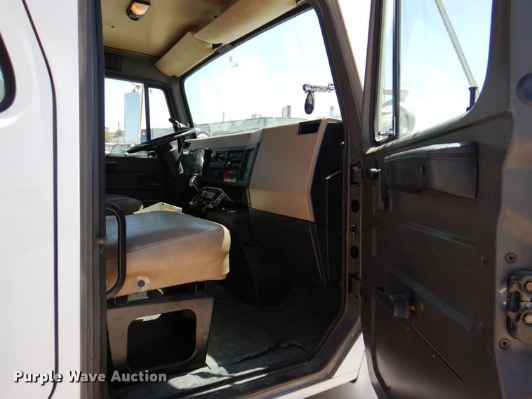 image for item DP4025 1994 International 4700  mobile command center truck