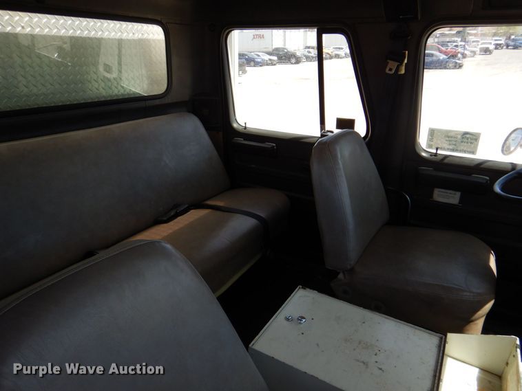 image for item DP4025 1994 International 4700  mobile command center truck