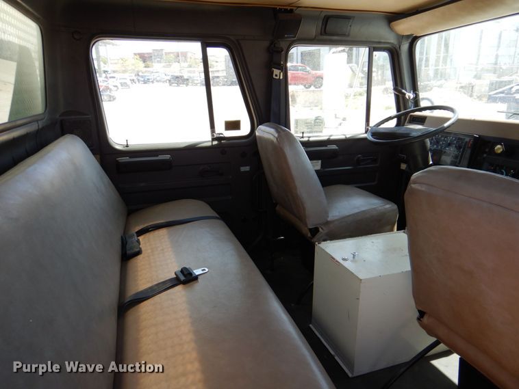 image for item DP4025 1994 International 4700  mobile command center truck