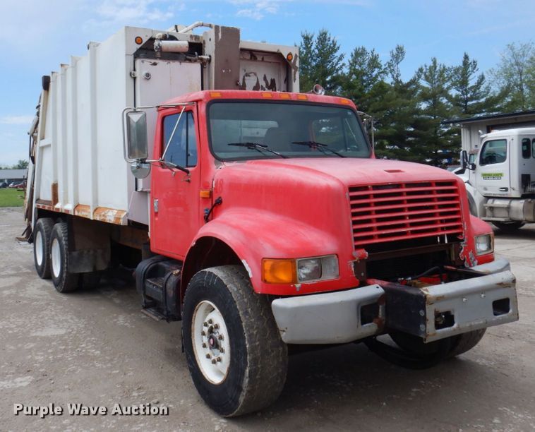 image for item DP5549 1996 International 4900  refuse truck