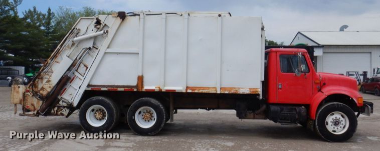 image for item DP5549 1996 International 4900  refuse truck