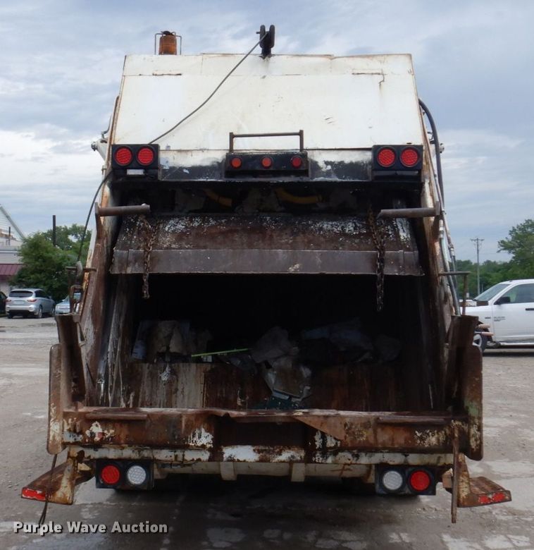 image for item DP5549 1996 International 4900  refuse truck