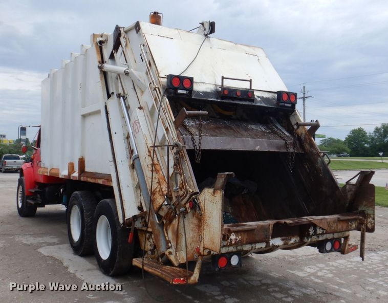 image for item DP5549 1996 International 4900  refuse truck