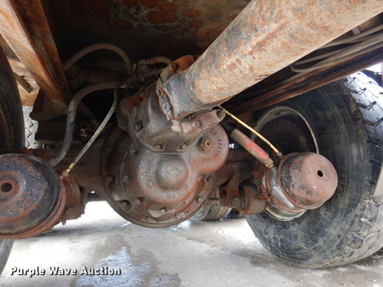 image for item DP5549 1996 International 4900  refuse truck