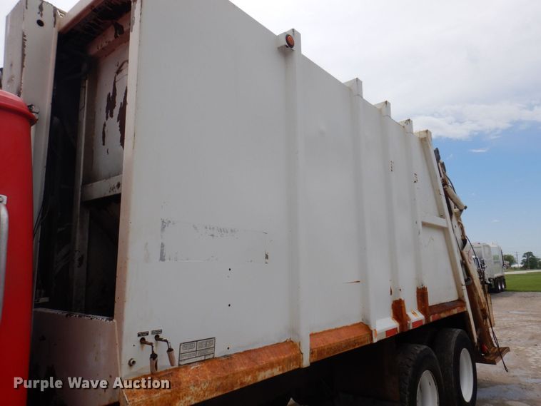 image for item DP5549 1996 International 4900  refuse truck