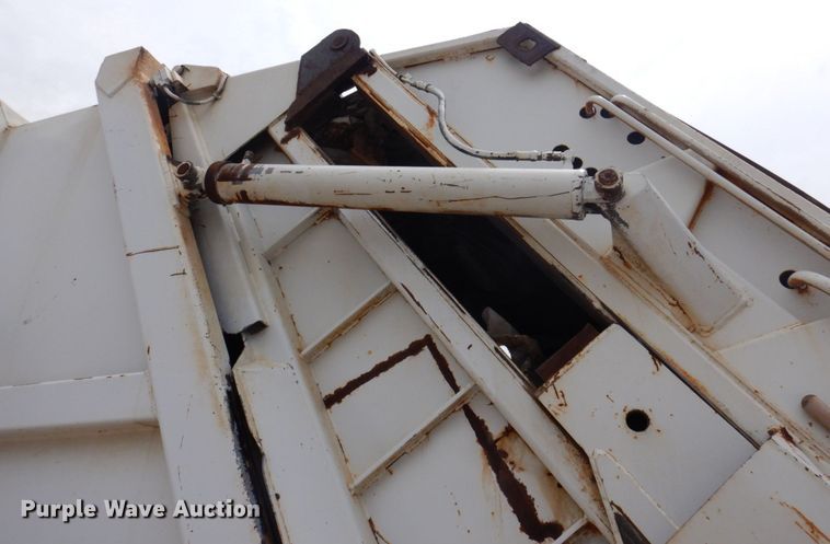 image for item DP5549 1996 International 4900  refuse truck