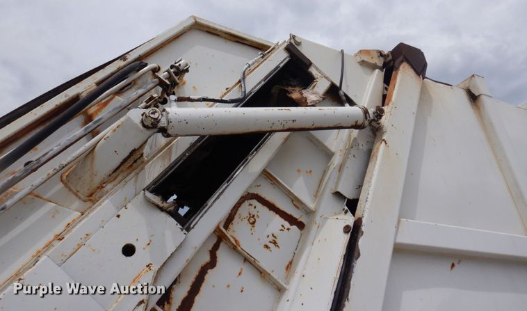 image for item DP5549 1996 International 4900  refuse truck