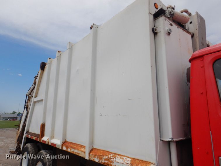 image for item DP5549 1996 International 4900  refuse truck