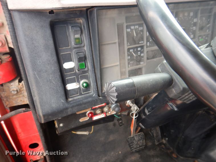 image for item DP5549 1996 International 4900  refuse truck