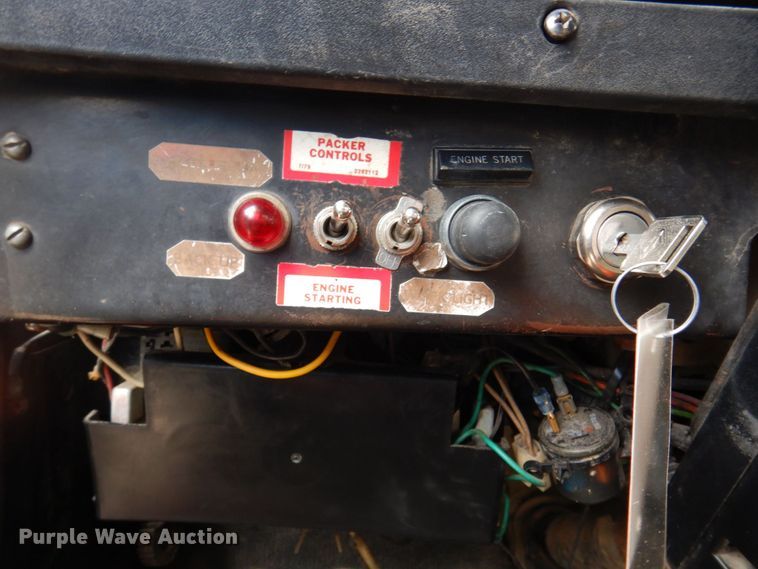 image for item DP5549 1996 International 4900  refuse truck