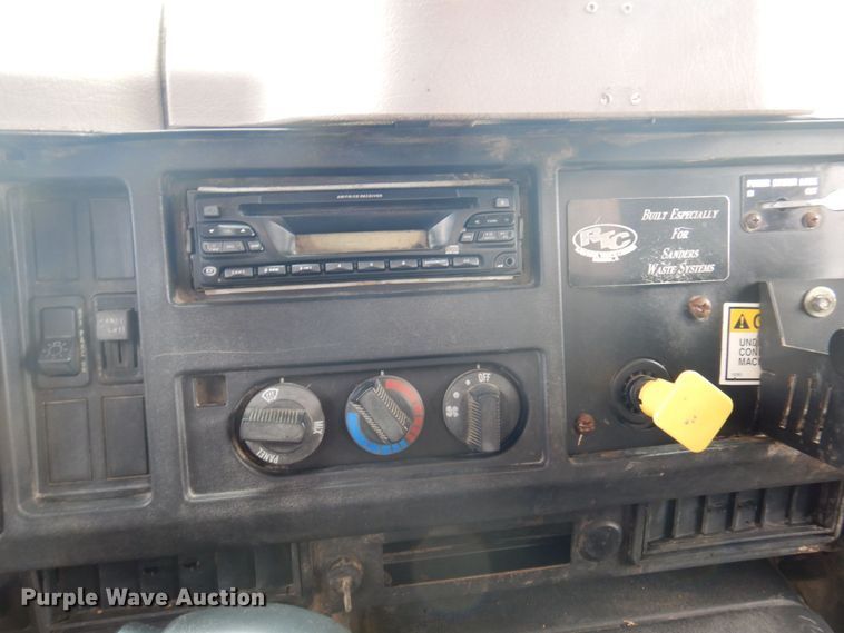 image for item DP5549 1996 International 4900  refuse truck