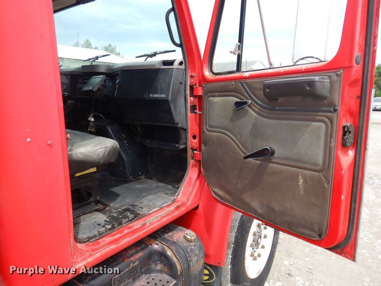 image for item DP5549 1996 International 4900  refuse truck