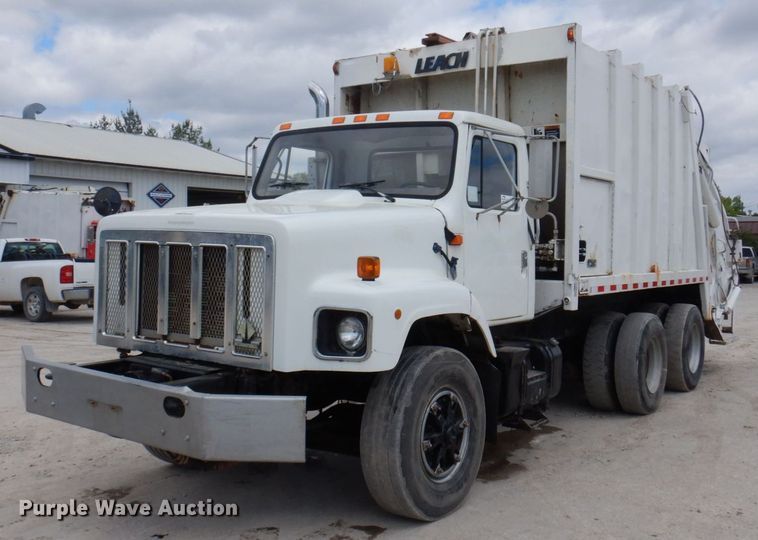 image for item DP5551 1997 International 2654  refuse truck