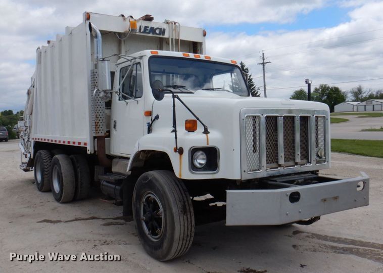 image for item DP5551 1997 International 2654  refuse truck