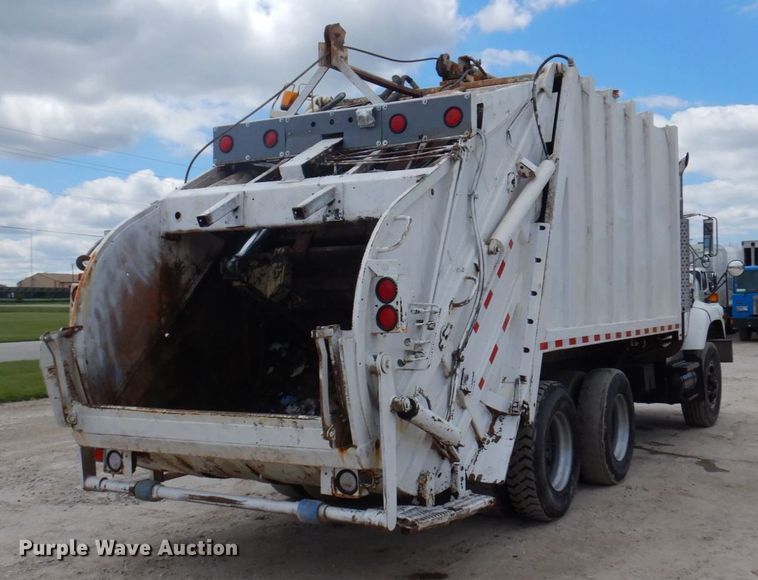 image for item DP5551 1997 International 2654  refuse truck