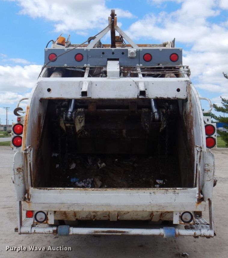 image for item DP5551 1997 International 2654  refuse truck