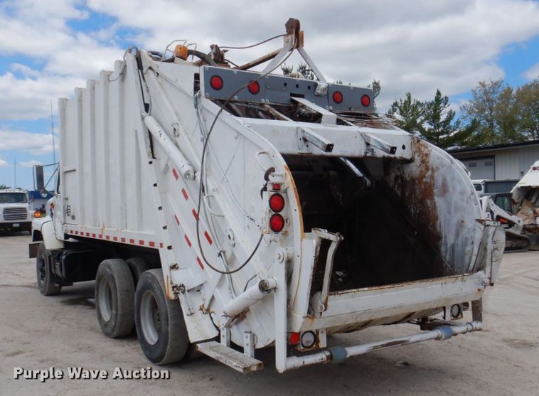image for item DP5551 1997 International 2654  refuse truck