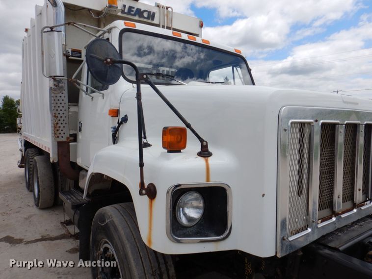 image for item DP5551 1997 International 2654  refuse truck