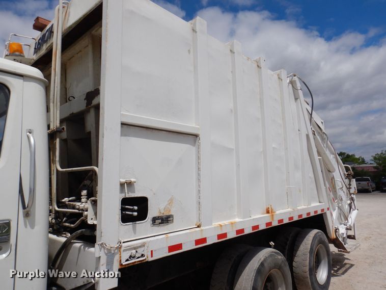 image for item DP5551 1997 International 2654  refuse truck