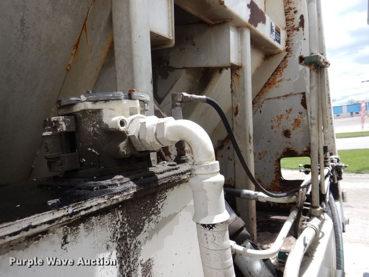 image for item DP5551 1997 International 2654  refuse truck