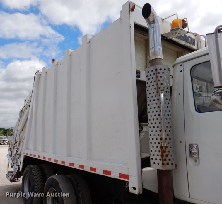 image for item DP5551 1997 International 2654  refuse truck
