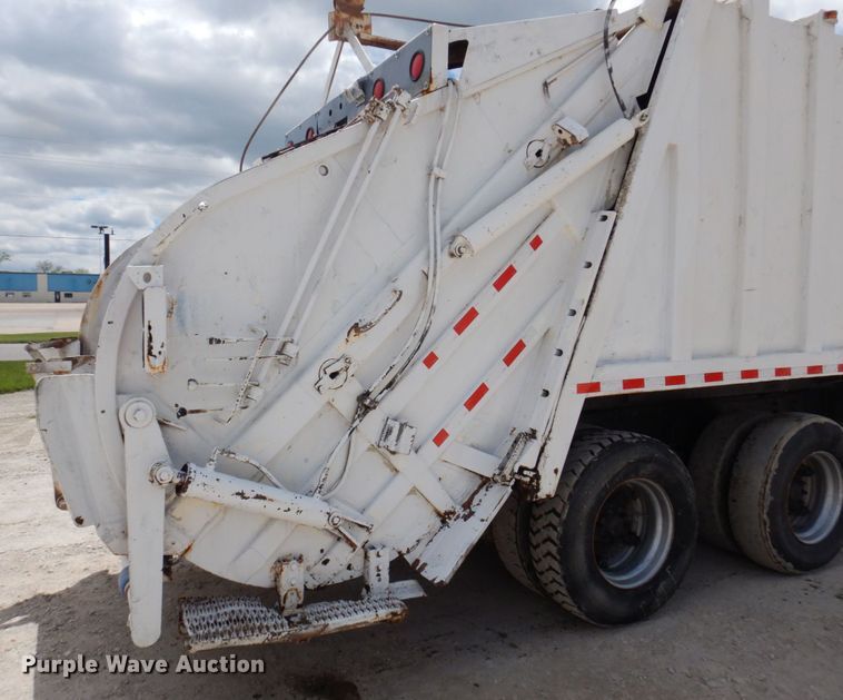 image for item DP5551 1997 International 2654  refuse truck