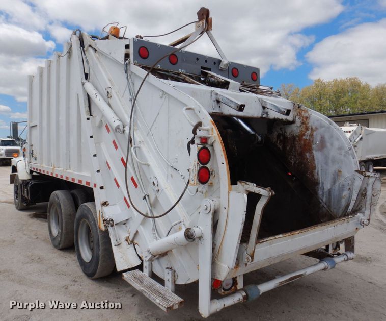 image for item DP5551 1997 International 2654  refuse truck